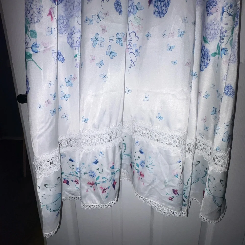 Chic Long Sleeve Floral Dress in Blue and White - Picture 11 of 14